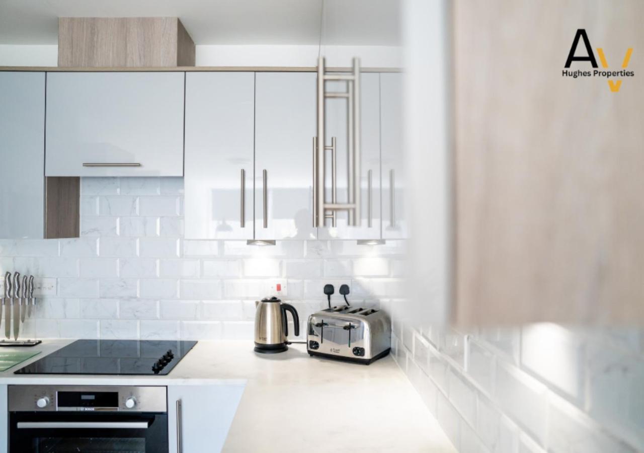 Stylish One-Bedroom Apartment - Free Wi-Fi, 4 Mins From Station, Perfect For Business Stays By Av Hughes Properties Milton Keynes Exterior foto