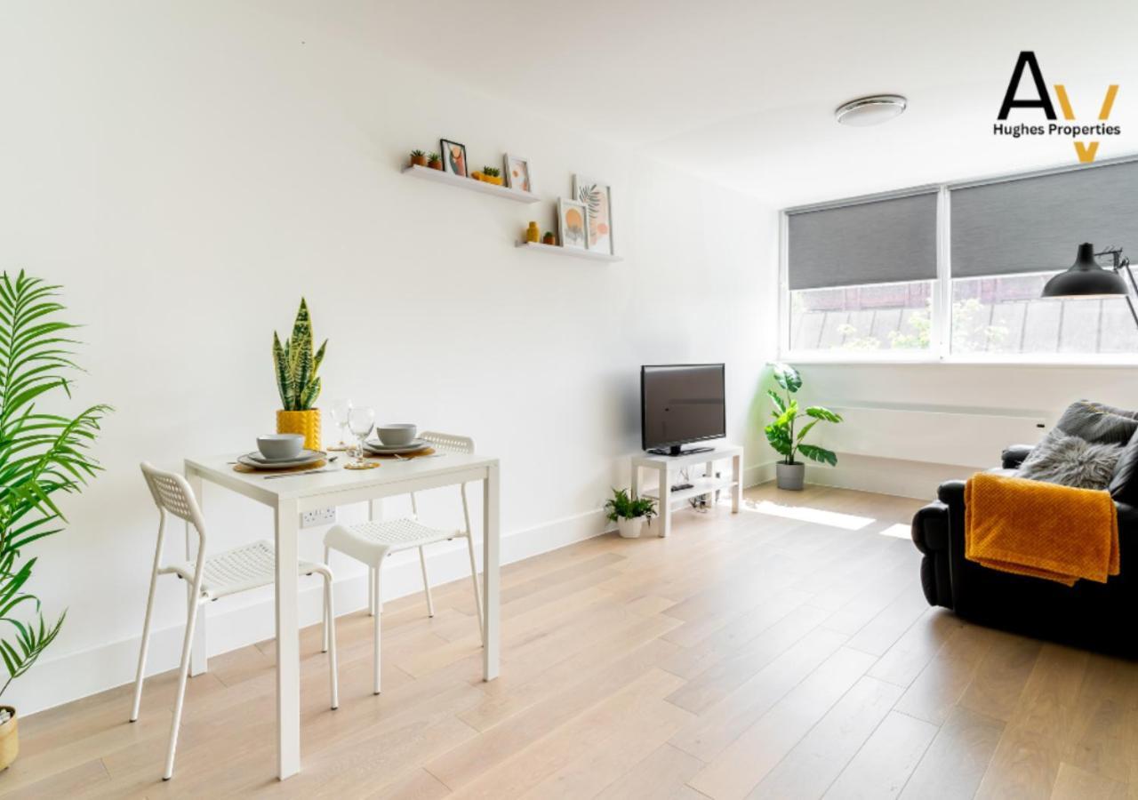 Stylish One-Bedroom Apartment - Free Wi-Fi, 4 Mins From Station, Perfect For Business Stays By Av Hughes Properties Milton Keynes Exterior foto